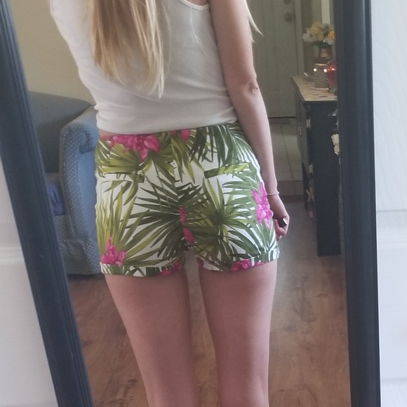 π΄HP 6/17 Brandy Melville Tropical Print Shorts - Picture 3 of 3